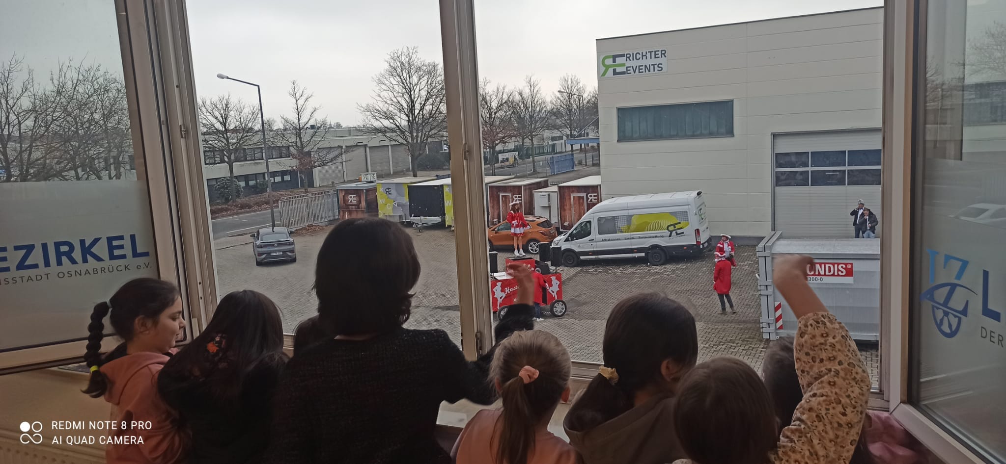 Wir unterstützen unsere Nachbarn vom Fenster aus beim Valentinstag.