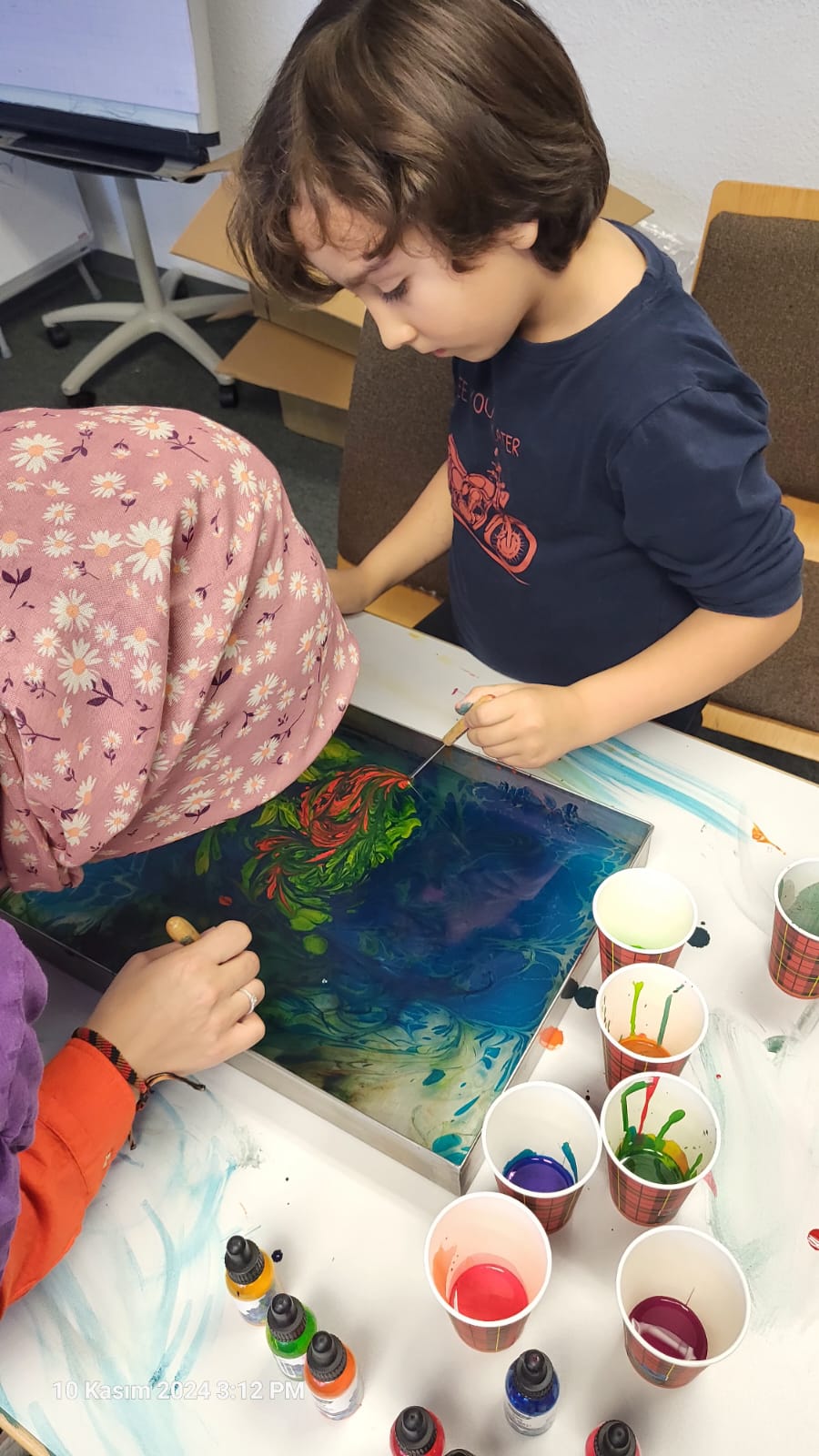 Ich lerne die Kunst des Ebru gemeinsam mit meiner Mutter